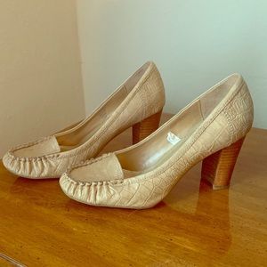 Neutral, outside stitching toe pump